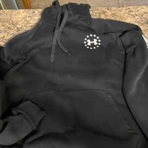 Under armor medium sweatshirt